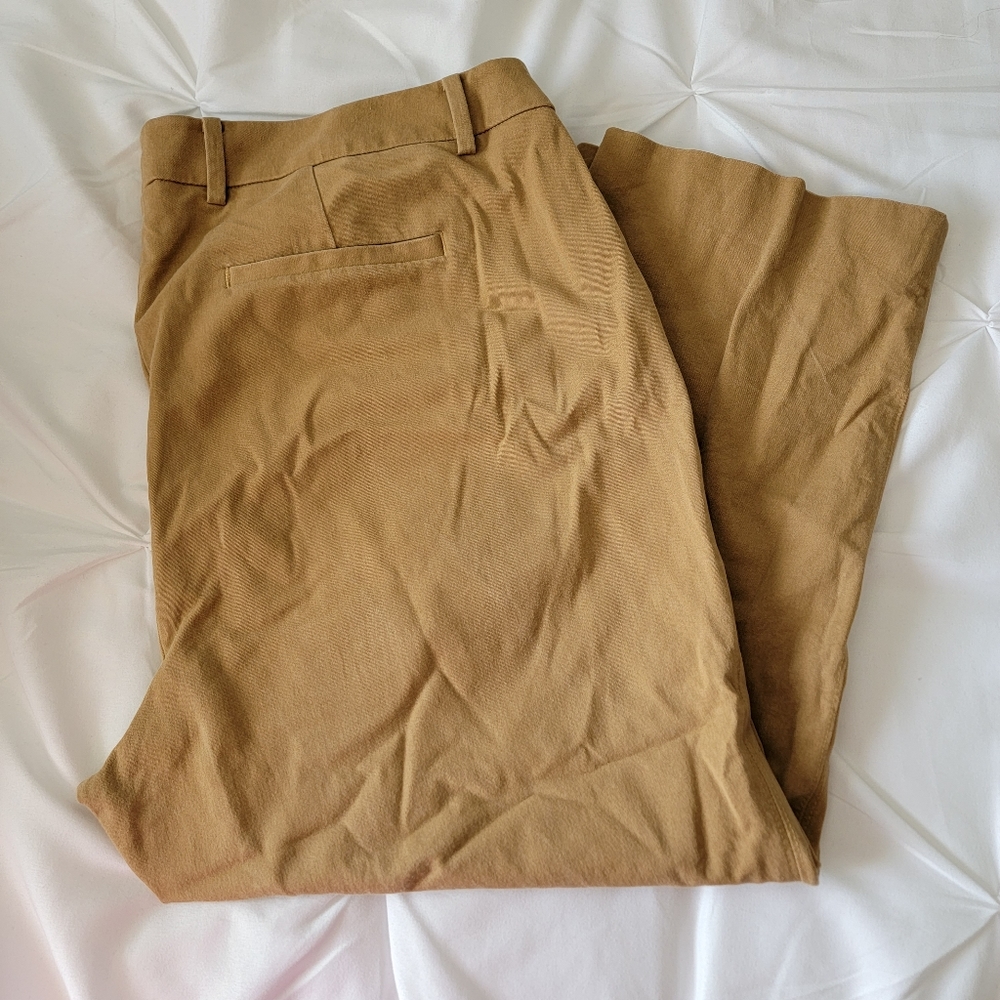 Women's Chico's Khaki Capris size 3.5 (18)